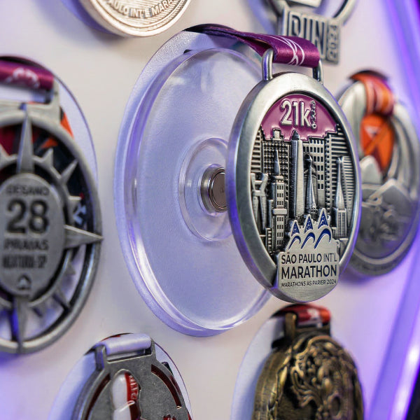 Porta Medalhas Iluminado com LED Digital – Exiba Suas Conquistas com Estilo e Tecnologia - Branco Fosco