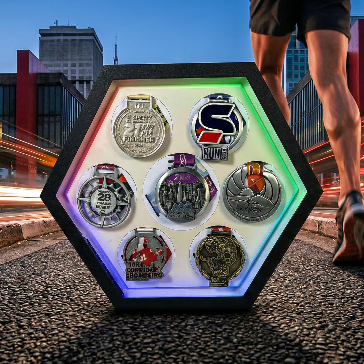 Porta Medalhas Iluminado com LED Digital – Exiba Suas Conquistas com Estilo e Tecnologia - Branco Fosco