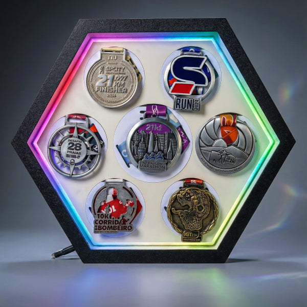 Porta Medalhas Iluminado com LED Digital – Exiba Suas Conquistas com Estilo e Tecnologia - Branco Fosco
