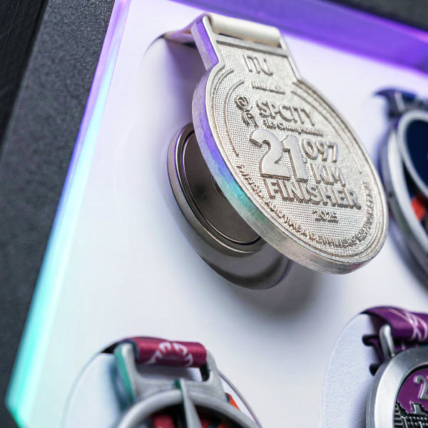 Porta Medalhas Iluminado com LED Digital – Exiba Suas Conquistas com Estilo e Tecnologia - Branco Fosco