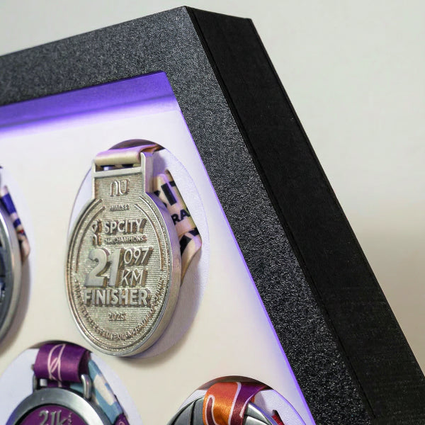 Porta Medalhas Iluminado com LED Digital – Exiba Suas Conquistas com Estilo e Tecnologia - Branco Fosco
