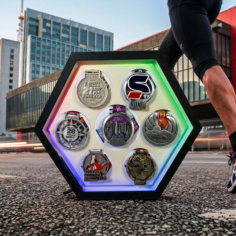 Porta Medalhas Iluminado com LED Digital – Exiba Suas Conquistas com Estilo e Tecnologia - Branco Fosco