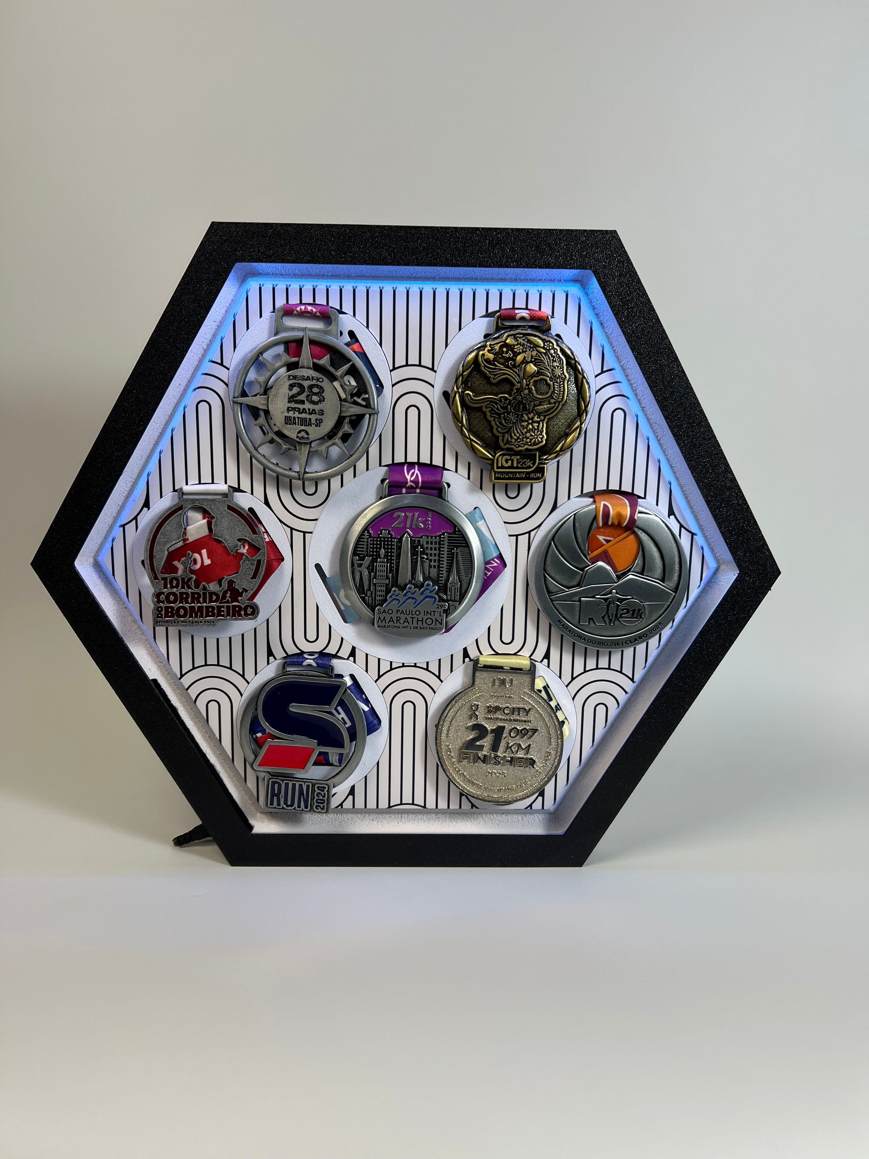 Porta Medalhas Iluminado com LED Digital – Exiba Suas Conquistas com Estilo e Tecnologia - Preto