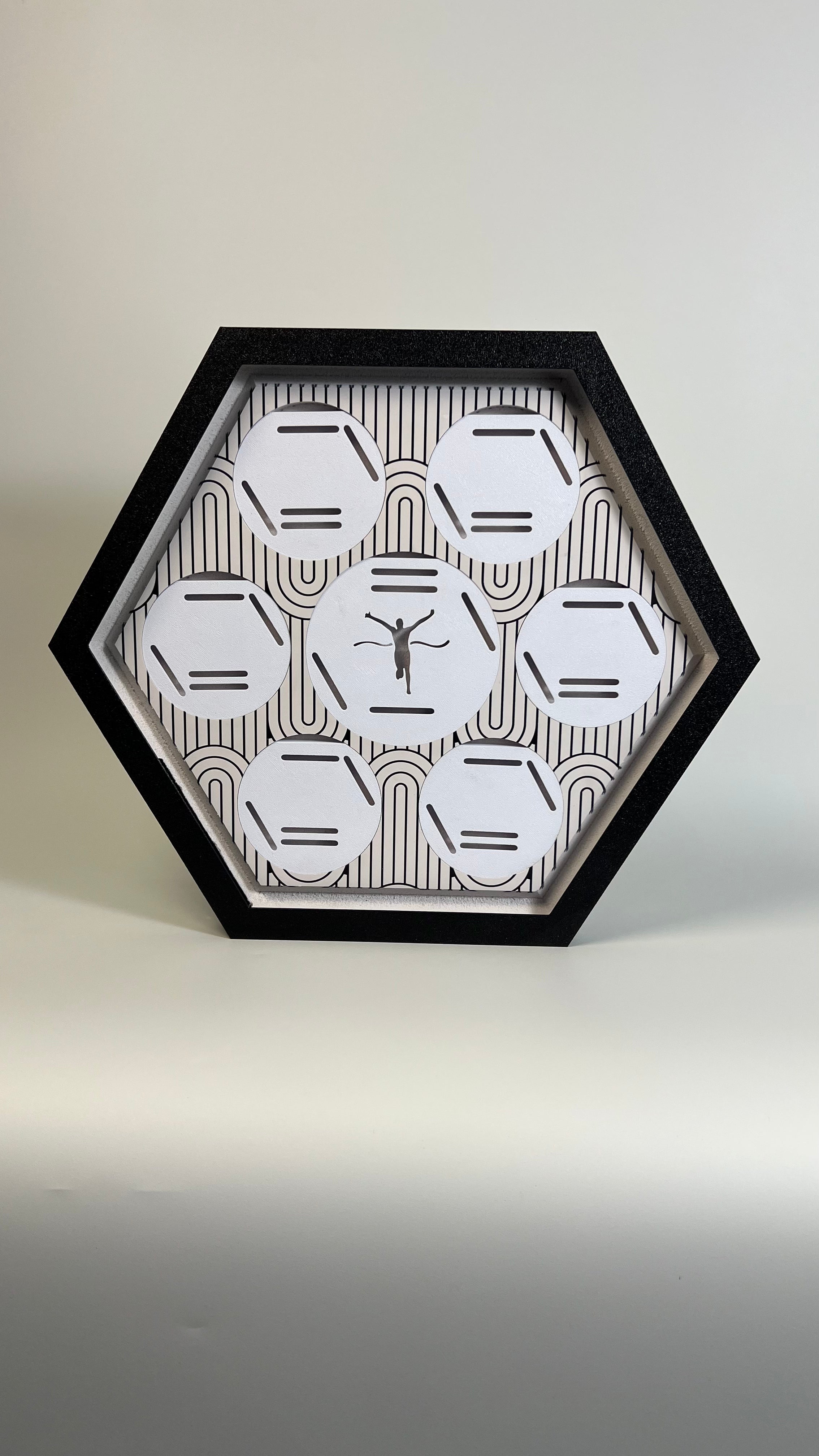 Porta Medalhas Iluminado com LED Digital – Exiba Suas Conquistas com Estilo e Tecnologia - Branco 2