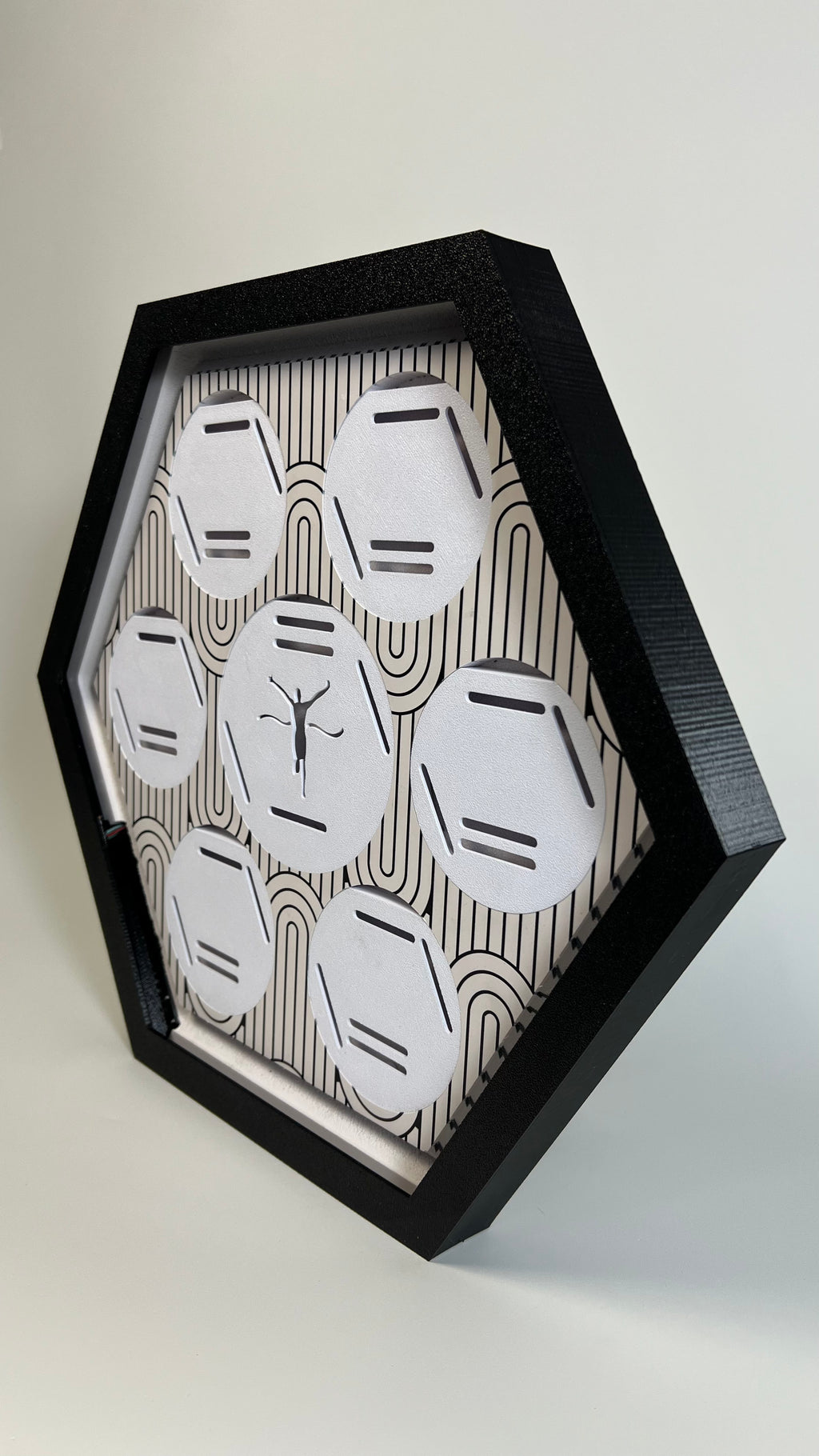 Porta Medalhas Iluminado com LED Digital – Exiba Suas Conquistas com Estilo e Tecnologia - Branco 2