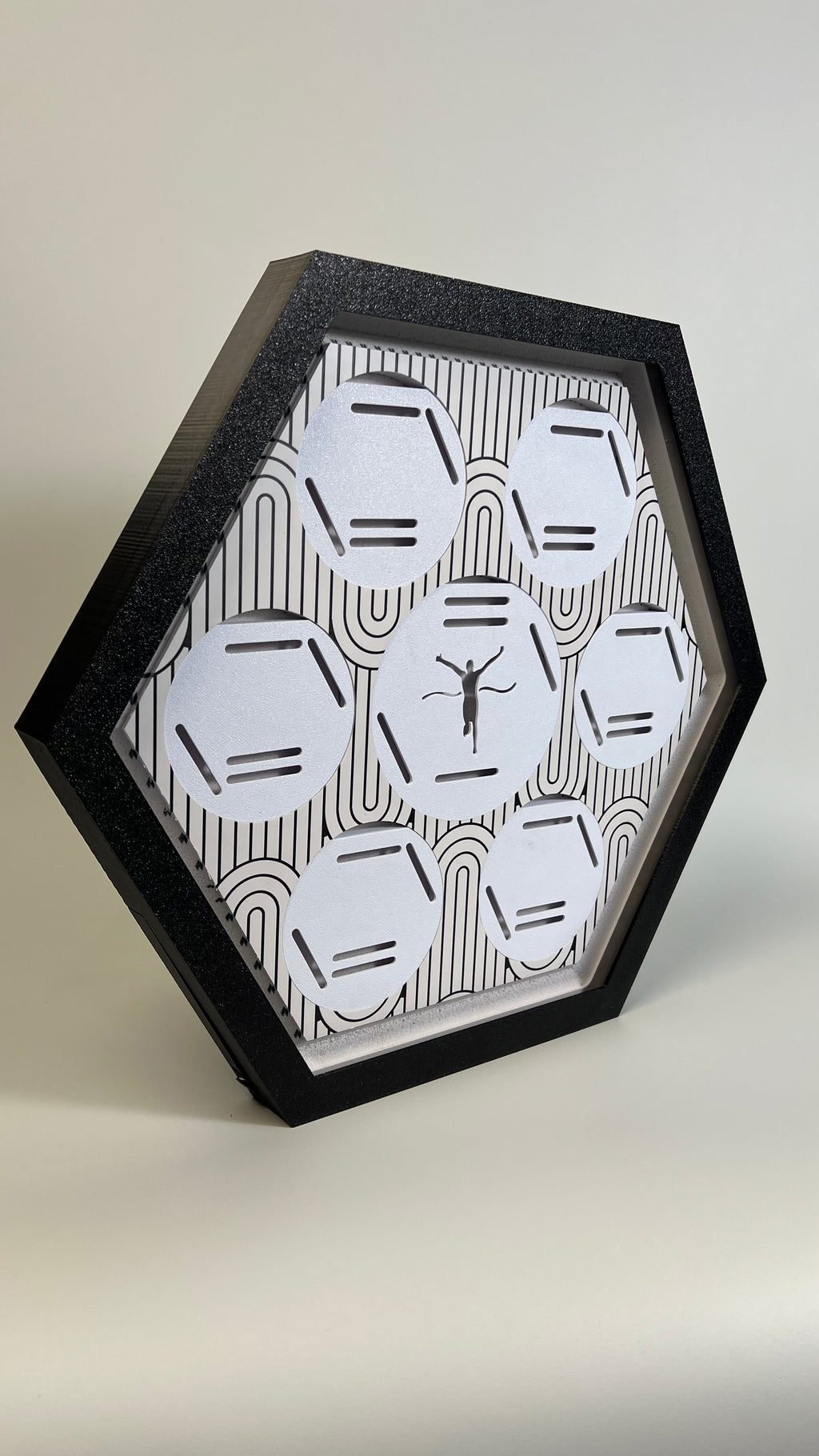 Porta Medalhas Iluminado com LED Digital – Exiba Suas Conquistas com Estilo e Tecnologia - Branco 2