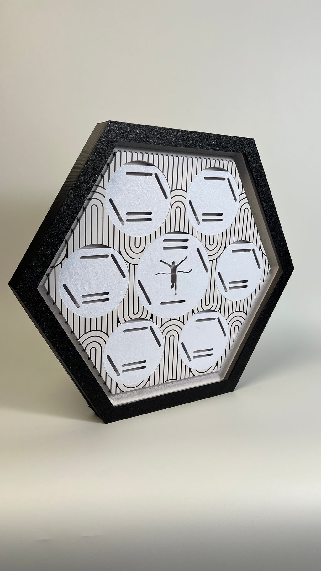 Porta Medalhas Iluminado com LED Digital – Exiba Suas Conquistas com Estilo e Tecnologia - Branco 2