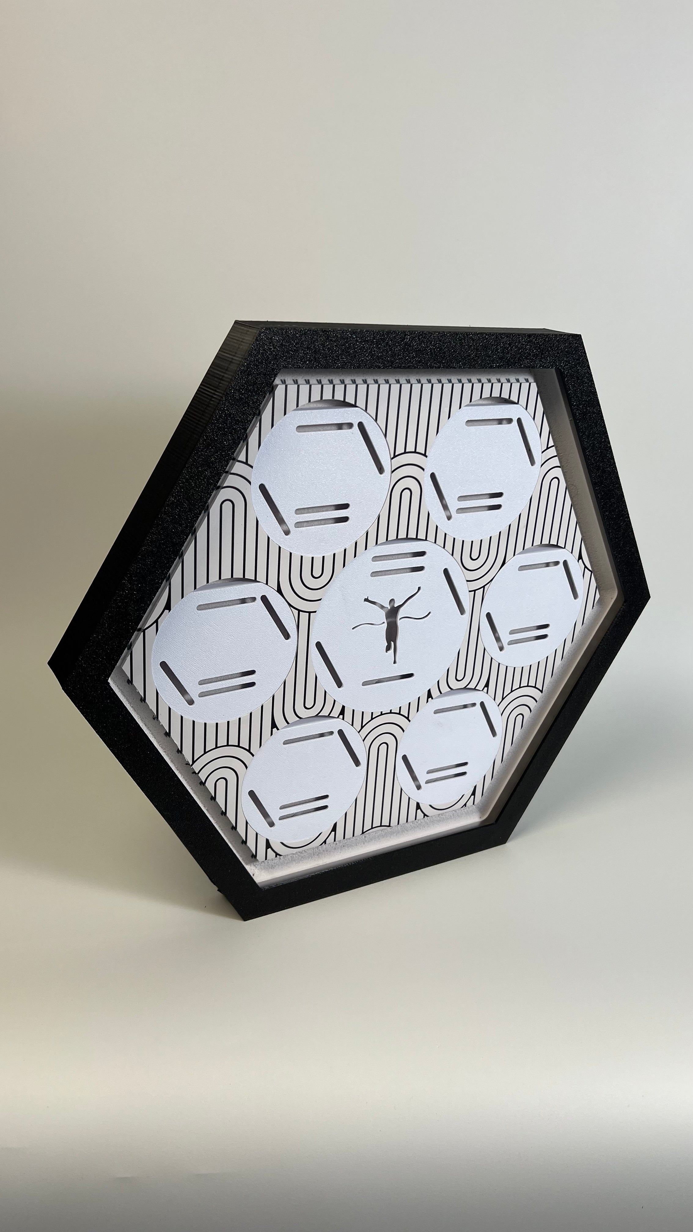 Porta Medalhas Iluminado com LED Digital – Exiba Suas Conquistas com Estilo e Tecnologia - Branco 2