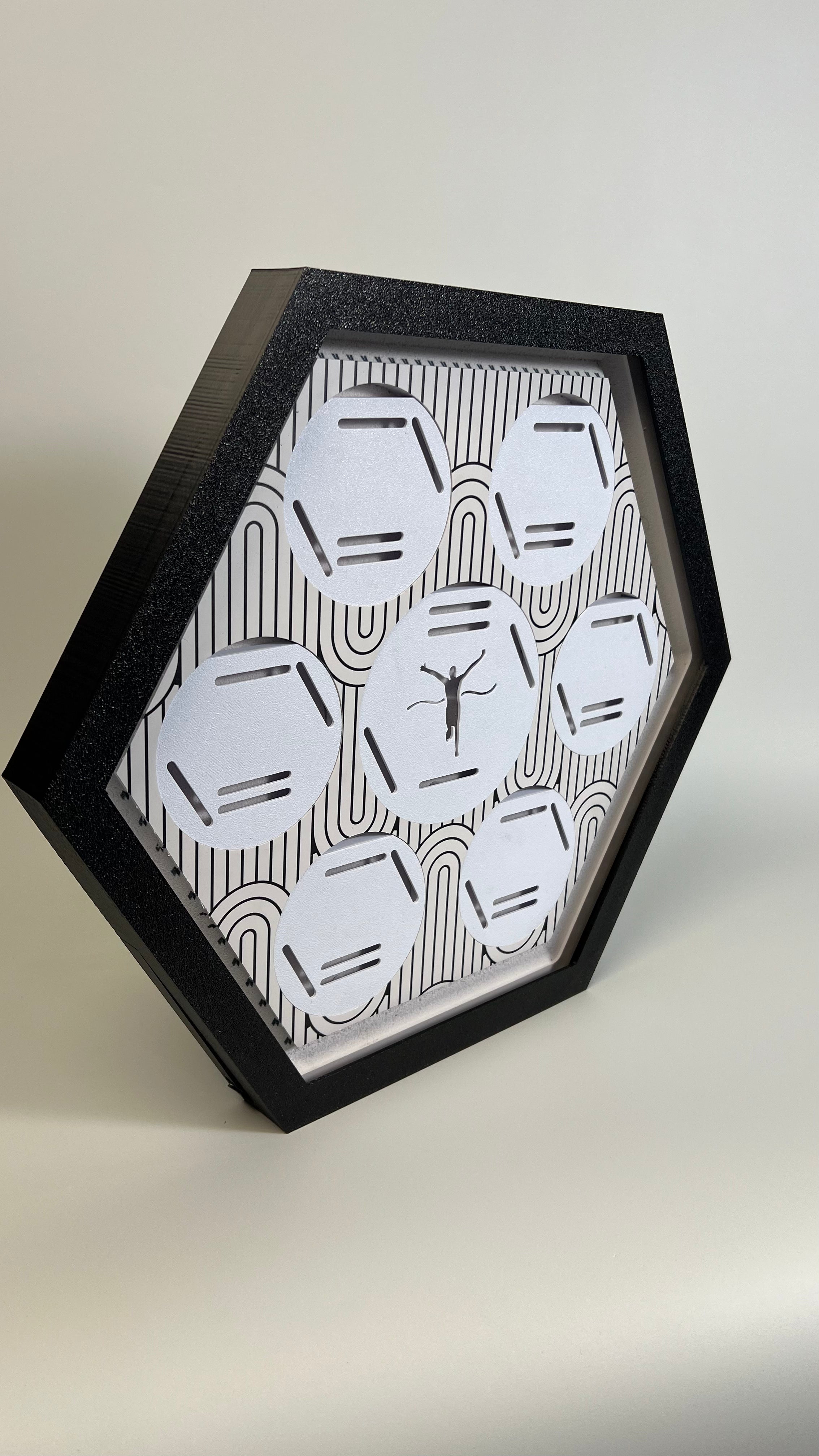 Porta Medalhas Iluminado com LED Digital – Exiba Suas Conquistas com Estilo e Tecnologia - Branco 2