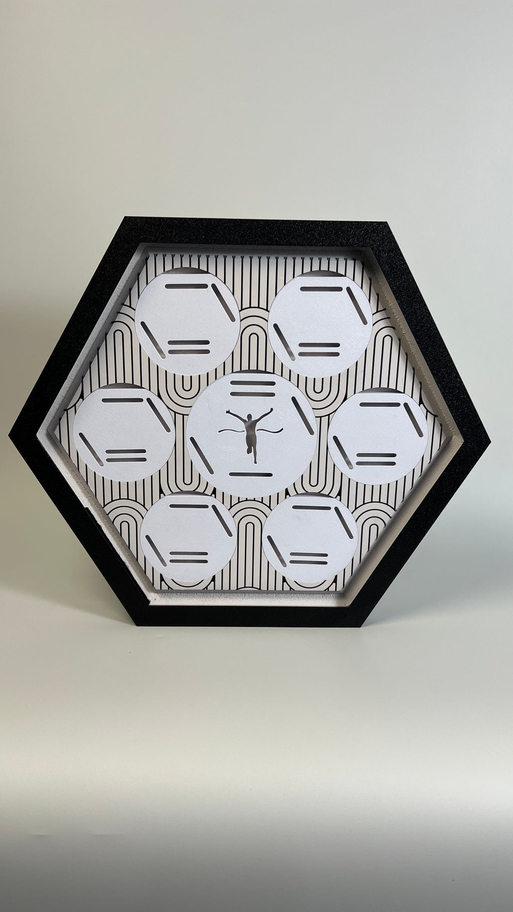 Porta Medalhas Iluminado com LED Digital – Exiba Suas Conquistas com Estilo e Tecnologia - Branco 2