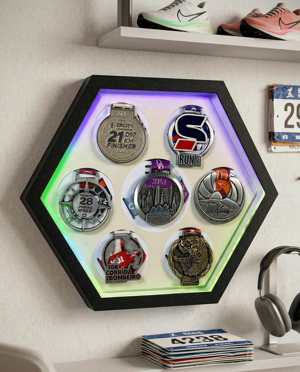Porta Medalhas Iluminado com LED Digital – Exiba Suas Conquistas com Estilo e Tecnologia - Branco Fosco