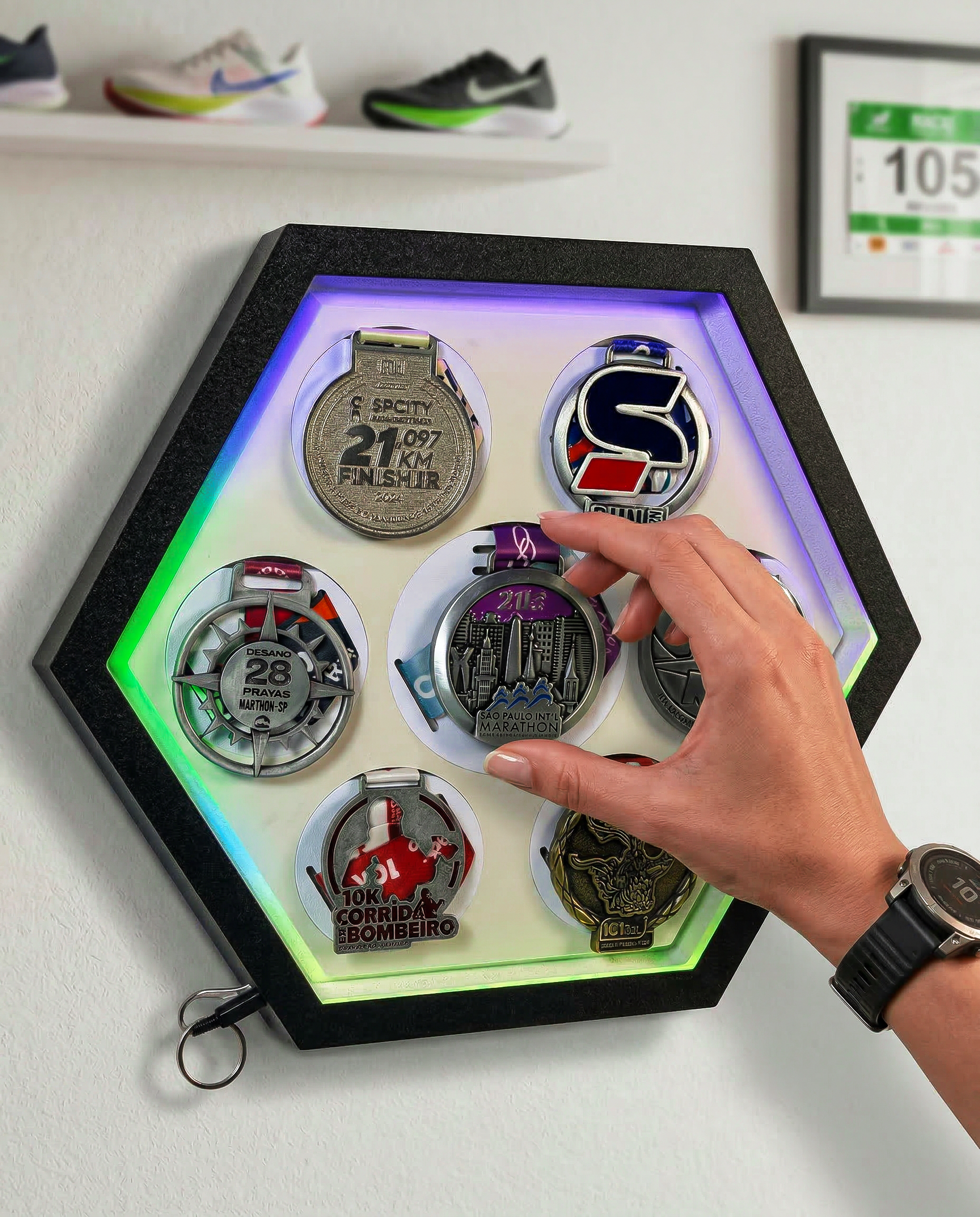 Porta Medalhas Iluminado com LED Digital – Exiba Suas Conquistas com Estilo e Tecnologia - Branco Fosco
