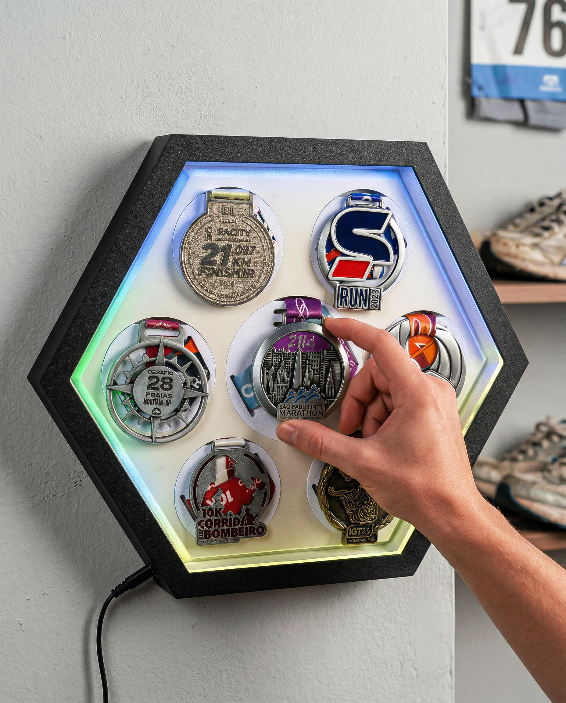 Porta Medalhas Iluminado com LED Digital – Exiba Suas Conquistas com Estilo e Tecnologia - Preto